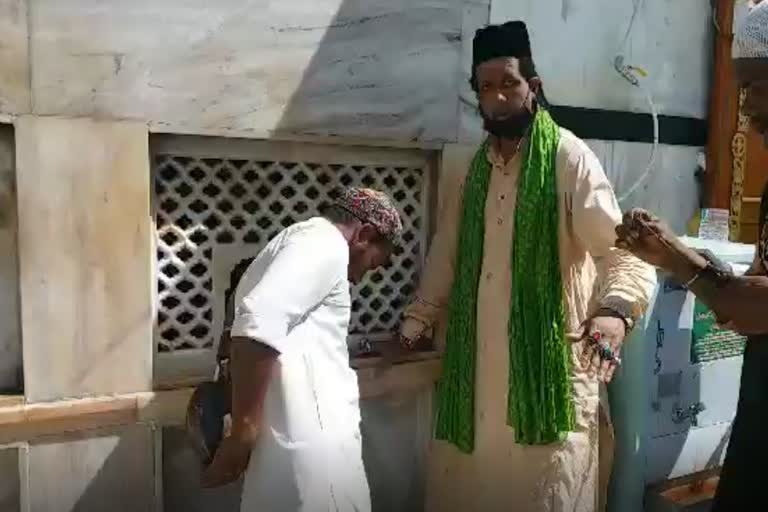 pray for amitabh bachchan, on the occasion of his 78th birthday in ajmer dargah