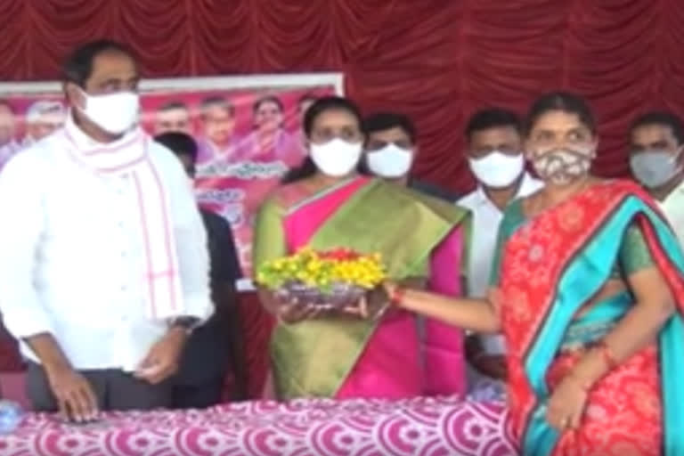 mla dr sanjay kumar distributed bathukamma sarees in anthargam village in jagityal