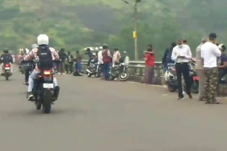 Crowds of tourists due to weekend in Lonavla