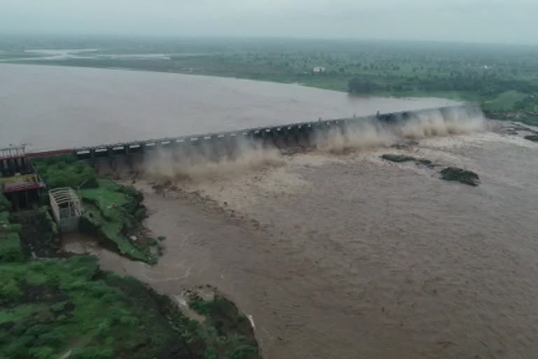 The thousand liter of water is waste From the rivers of Jalgaon