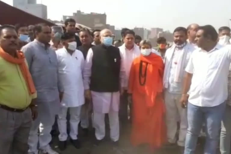 prahlad modi arrives in lon