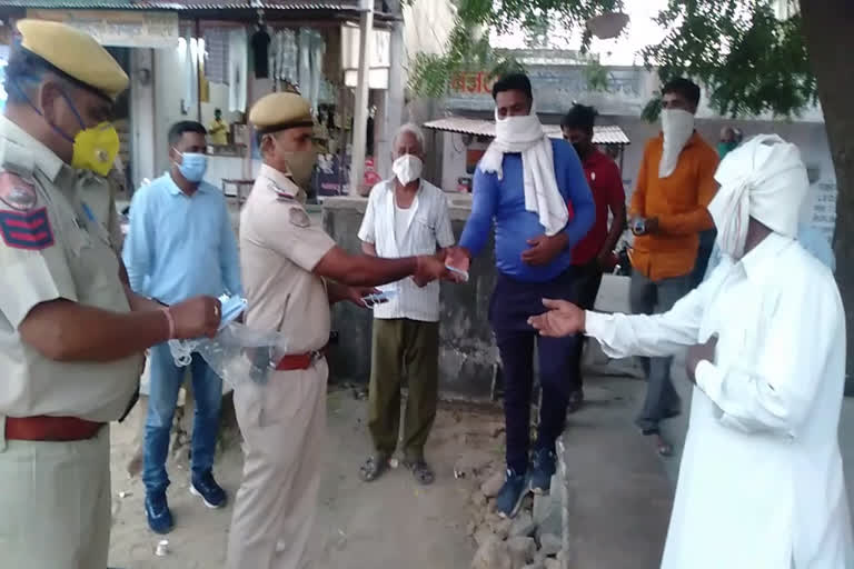 पुलिस ने वितरित किए मास्क, Police distributed masks