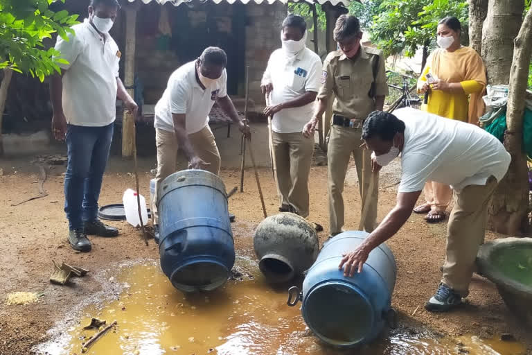 60లీటర్ల నాటుసారా, 180 కిలోల బెల్లం పట్టివేత