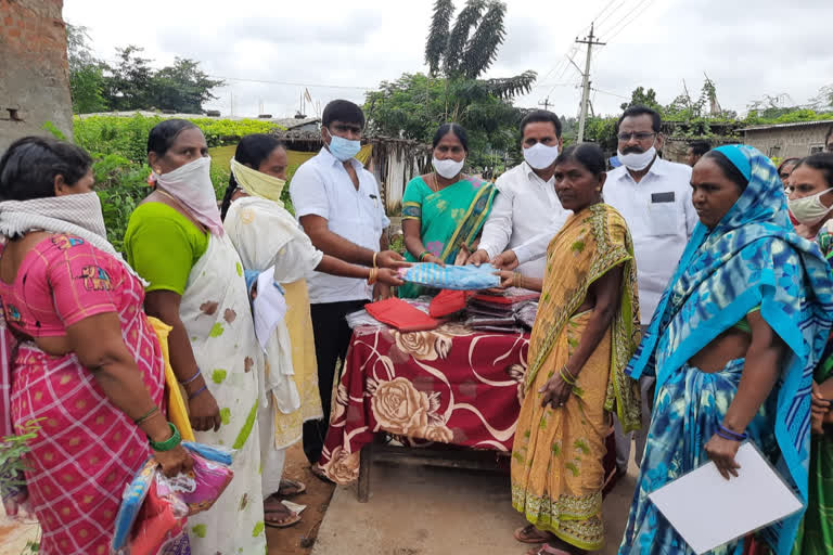 bathukamma sarees distribution in yeellandu mandal in bhadradri kothagudem district