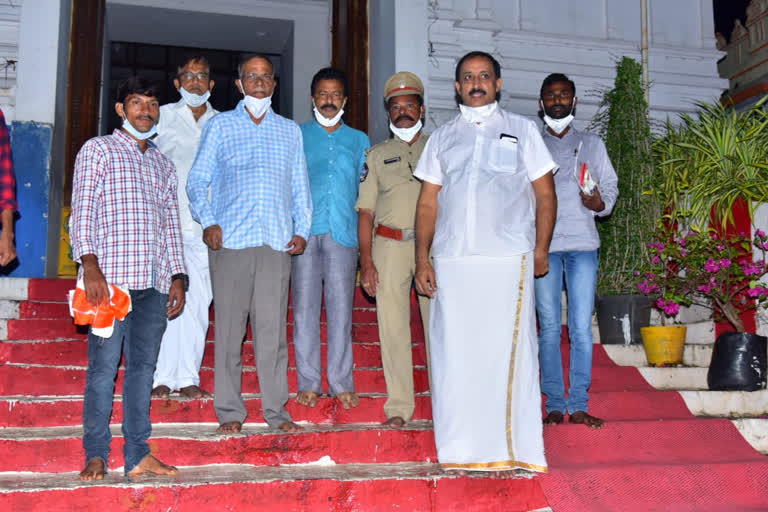 press academy chairman devireddy srinath visits annavaram temple