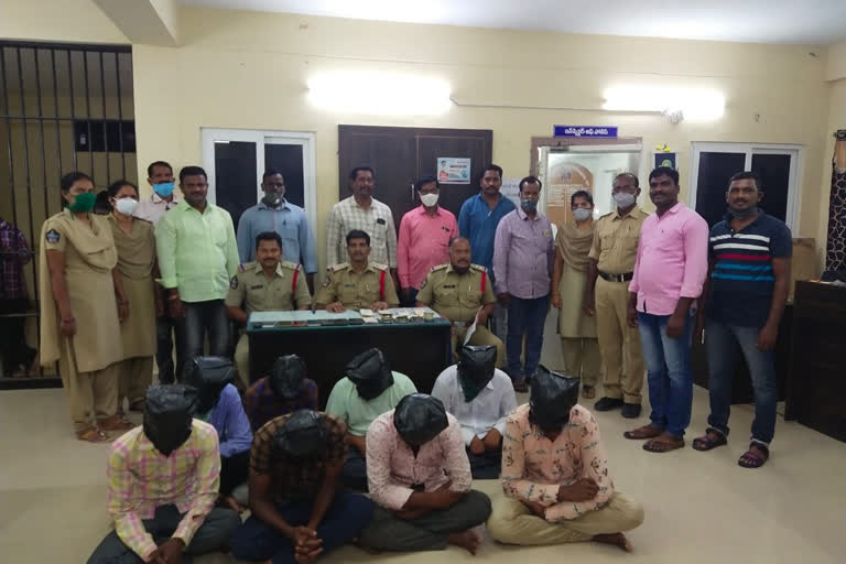 betting fang arrested and money, cell phones seized in ananthapuram