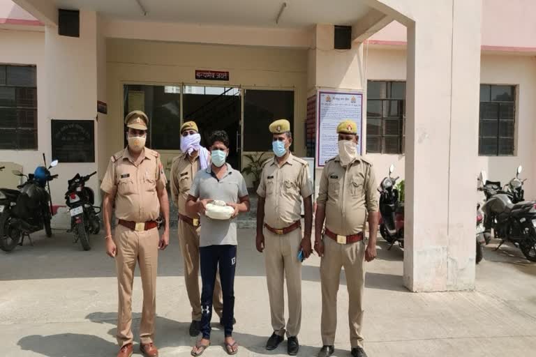 Knowledge Park Police arrested one with charash of Rs 2.5 lakh