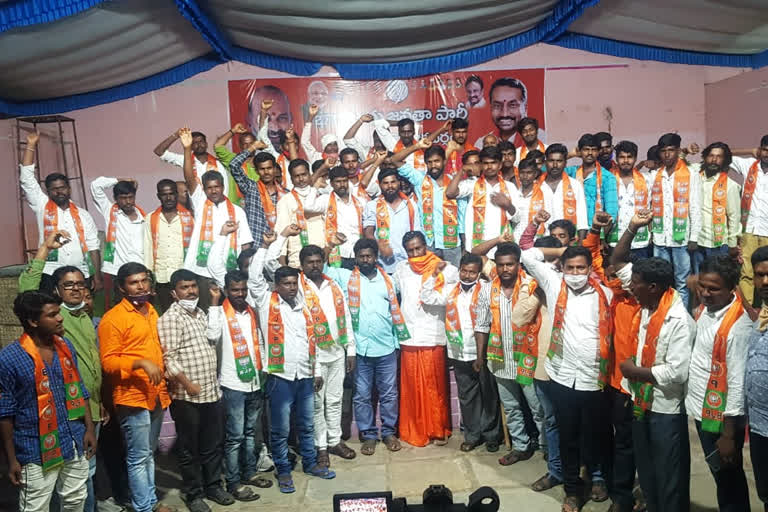 Young men joined the BJP in the presence of Raghanandan Rao ar dubbaka