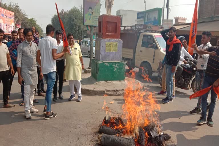 विश्व हिंदू परिषद के कार्यकर्ताओं ने राजस्थान के सीएम का फूंका पुतला