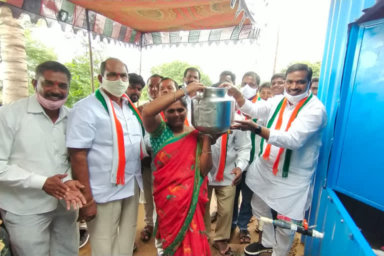 aleru congress leader beerla  ilaiah inaugurated water plant at aler in yadadri bhuvanagiri