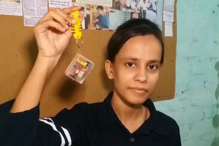 নাৰী সুৰক্ষাৰ বাবে বিশেষ 'KEYCHAIN' উদ্ধাৱন কানপুৰৰ দ্বাদশ শ্ৰেণীৰ ছাত্ৰীৰ