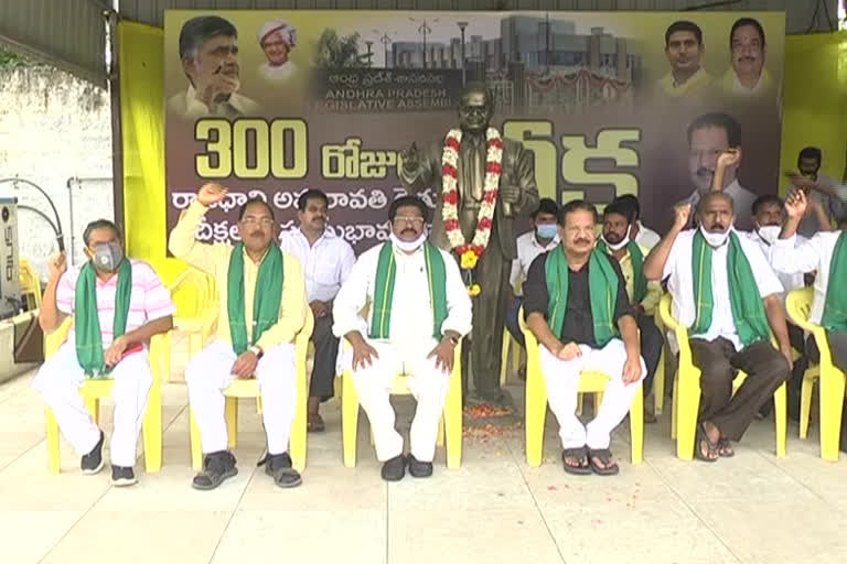 Tdp leaders protest in solidarity with the farmers of the capital in Guntur