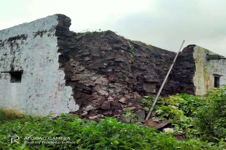 house walll collapsed due to heavy rain