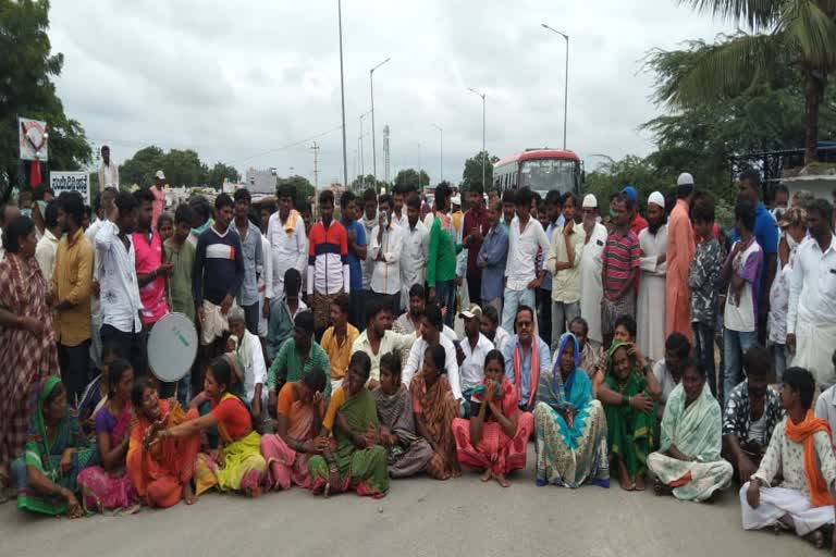 Protest condemning failure of Taluk administration in Muski operation