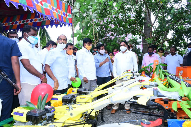 Minister Errabelli distributes agriculture equipment in warangal