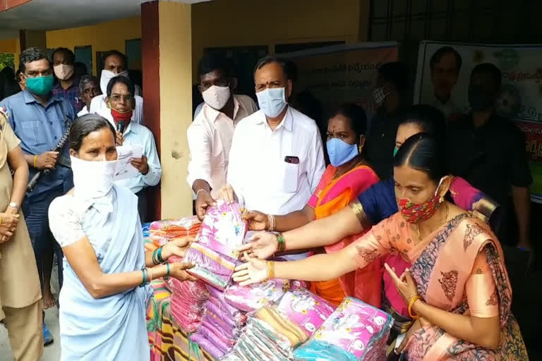 bathukamma sarees distribution in jayashankar bhupalpally district