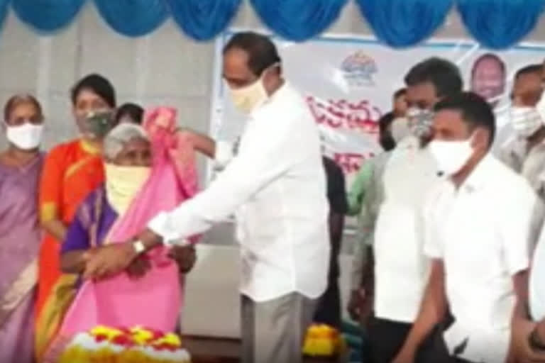 bathukamma sarees distribution by mla sanjay kumar in jagtial district