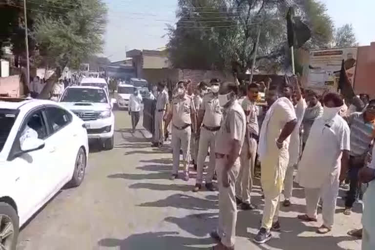 farmers protest against MLA devendra Babli who came to visit the grain market in tohana