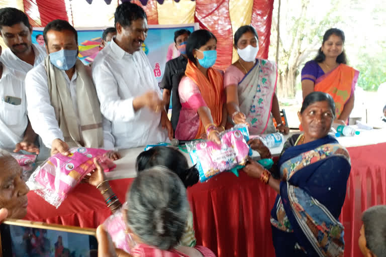 bathukamma-sarees-distribution-by-mla-rajaiah-at-station-ghanpur-in-jagtial-district