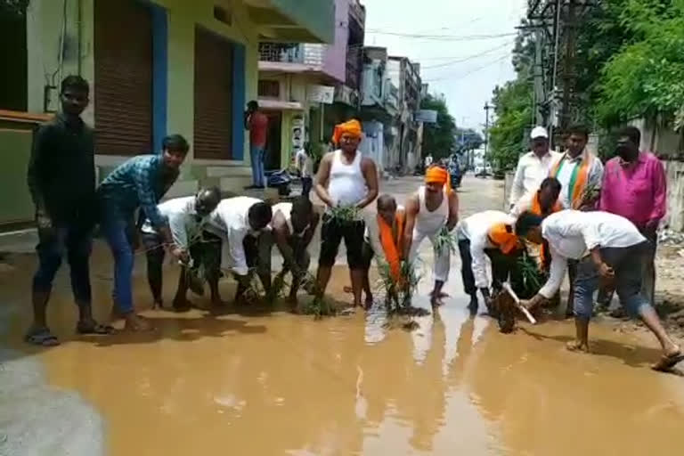 bjp leaders innovative protest on road in anantapur