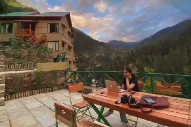 tourists in Kullu