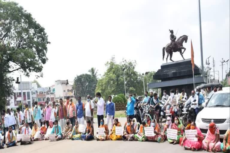 protests-by-bjp-against-mahavikasghadi-government-in-front-of-collector-office-in-parbhani