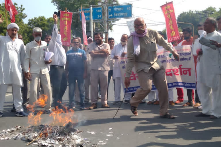 Trade union burnt effigy of central govt against privatization in hisar