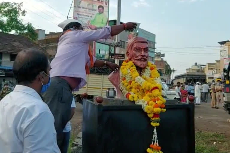 after performing pooja the statue of chhatrapati shivaji maharaj at bambawade was removed in kolhapur