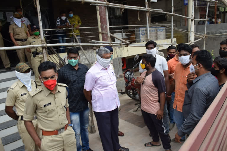 riot charges filed against fivevandalism of  hospital by relatives after the death of a coronary woman in jalgaon