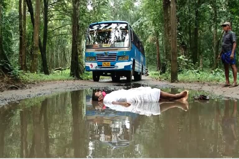 Public worker protesting  കുട്ടമ്പുഴ-പിണവൂർകുടി റോഡ്  ബാബു പത്മനാഭൻ  protesting against road issue