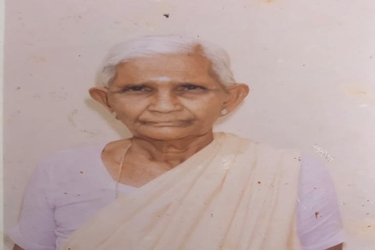 chief minister mother died