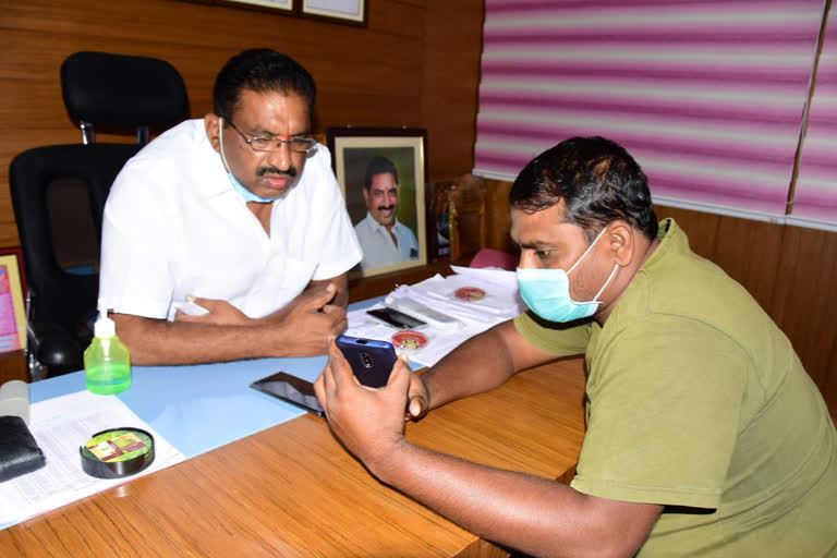 Karimnagar Mayor sunil rao registered the details of the assets in dharani portal