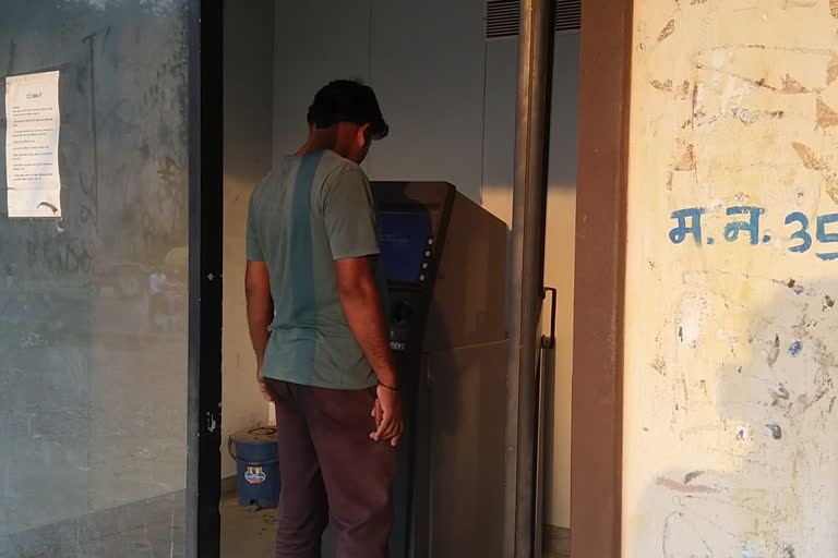 People facing problems due to lack of cash in ATM on Main Road in Ujjain