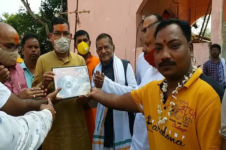 mp-deepak-prakash-reach-baba-basukinath-temple-in-dumka