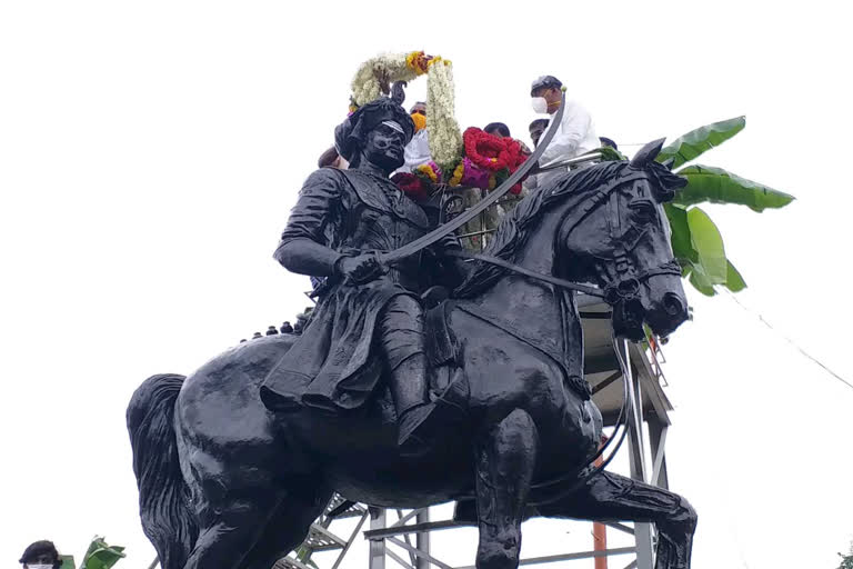 Madakari nayaka jayanthi celebrates in chitradurga