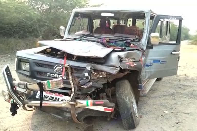 ट्रक ने गाड़ी को मारी टक्कर, Truck collided with car