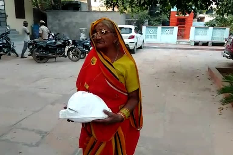 युवती ने चुराए पैसे, girl stole money