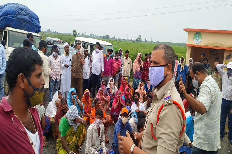 teeleru villagers protest in narayanapeta district