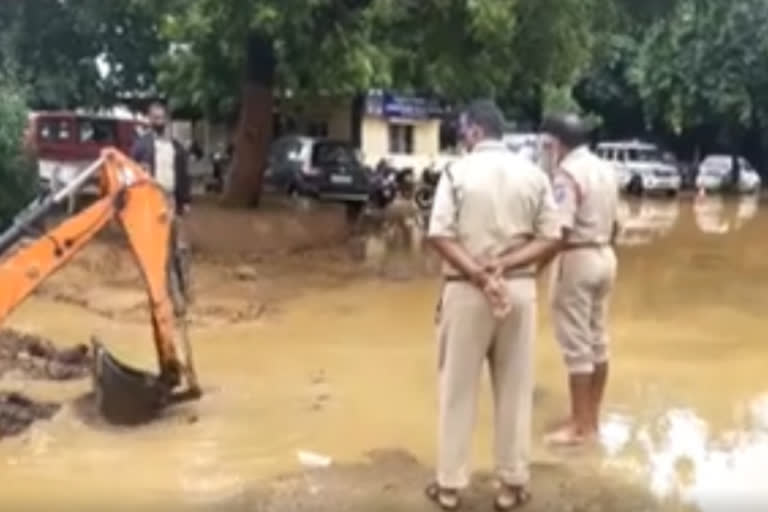 heavy water have stopped at gannavaram police station due to heavy rains