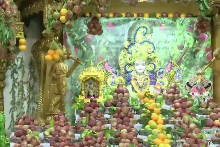 Around 3000 kgs of apple put at display at Shree Swaminarayan Mandir in Ahmedabad