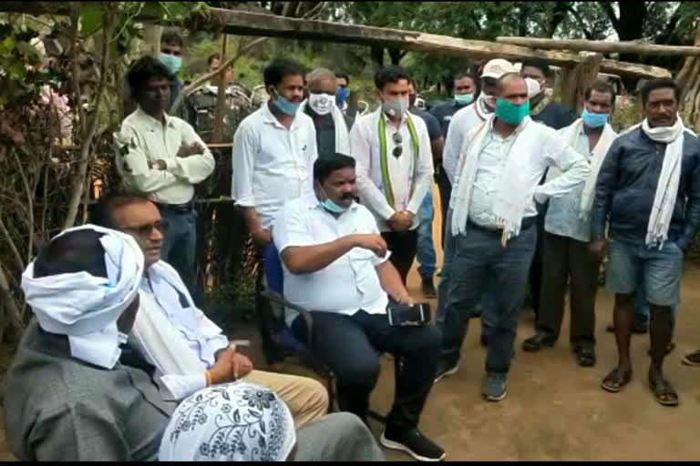 keshkal-mla-santram-netam-met-the-victim-family-in-kondagaon