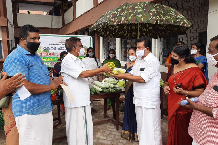 ആലപ്പുഴ വാര്‍ത്തകള്‍  ആലപ്പുഴ കലക്ടറേറ്റ് വാര്‍ത്തകള്‍  ഫാര്‍മേഴ്‌സ് റീട്ടയിൽ ഔട്ട്‌ലെറ്റ് ആലപ്പുഴ  alappuzha news  vegetable market in alappuzha  alappuzha collectorate news