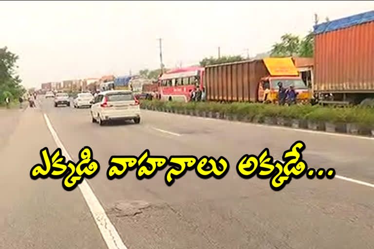 Vehicles Traffic jam at 10 km on the Hyderabad- Vijayawada national highway