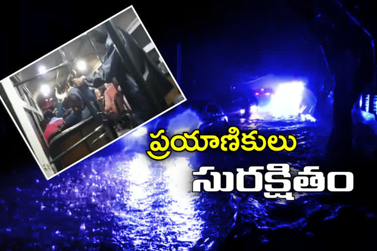 వరదలో చిక్కుకున్న ప్రయాణికులు.. 40 మంది సేఫ్​