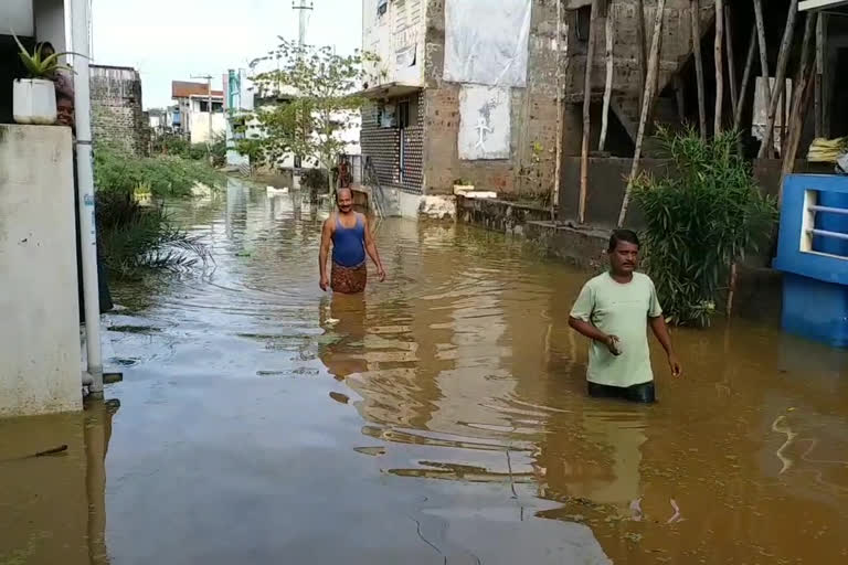 టెక్కలిలో లోతట్టు ప్రాంతాలు జలమయం