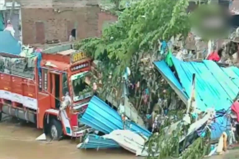 Hyderabad Rains  Rains lash Hyderabad  Rains lash Telangana and Andhra Pradesh  13 killed as heavy rains batter Hyderabad  areas submerged as heavy rains batter Hyderabad  തെലങ്കാനയിൽ കനത്ത മഴ തുടരുന്നു  ആന്ധ്രയിലും തെലങ്കാനയിലും മഴ തുടരുന്നു  മഴയിൽ 13 മരണം  റോഡുകളിൽ വലിയ ട്രാഫിക്  തെലങ്കാനയിൽ വെള്ളക്കെട്ട്  ഹൈദരബാദിൽ കനത്ത മഴ