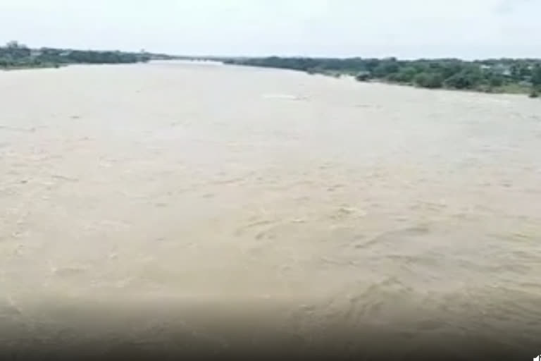 heavy flow of floods to munneru river