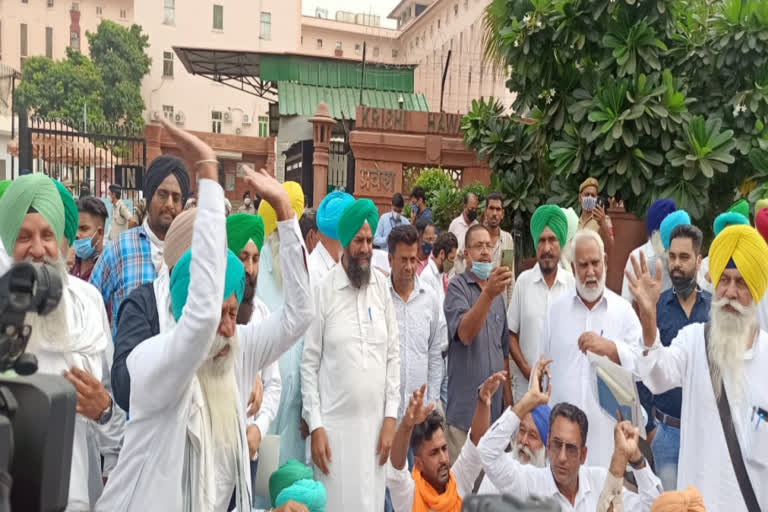 Talks between farmers, centre fail as representatives walk out of meeting