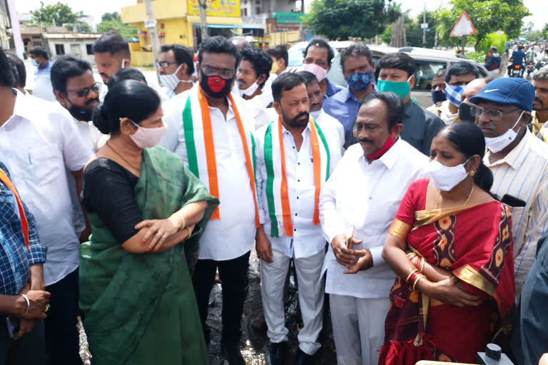 congress leaders blocked mayor at warangal district