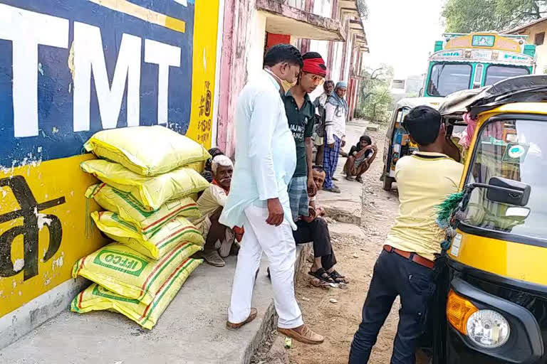 Farmers are not getting enough food for sowing in tikamgarh, farmers are getting worried